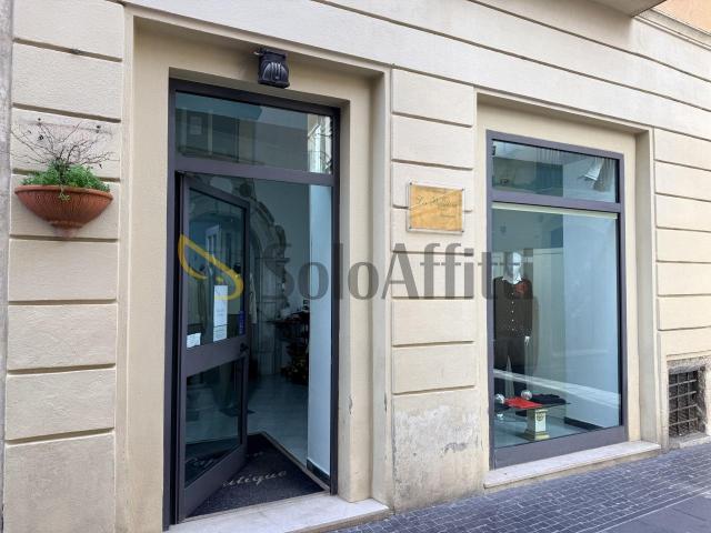 2 vetrine Via Pretoria 117 monolocale 80mq