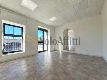 2 vetrine Viale degli Angioini 101 bilocale 40mq