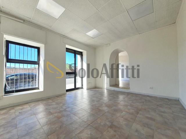2 vetrine Viale degli Angioini 101 bilocale 40mq