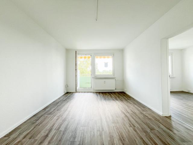 2 Warmmieten geschenkt*: Renovierte Wohnung mit Einbauküche und Markise