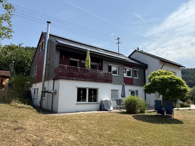 2 WOHNUNGEN 1 PREIS: 4½ Zimmer Etagenwohnung und 2½ Zimmer Dachwohnung mit Balkon, Garten und Garage in Top Randlage