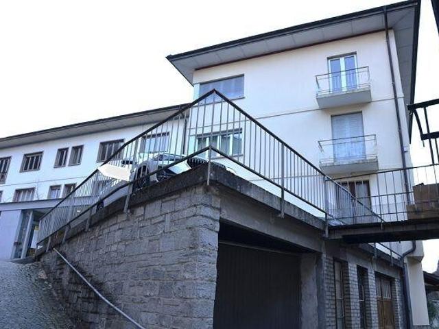 2 Wohnungen mit 4,5 Zimmern und 2 Büros, Garage/Lager, 2 Parkplätzen und Garten / zwei 4 Zimmer Wohnungen + 2 Büros mit Garage und Garten