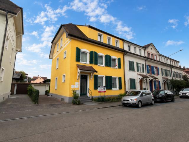 2 WOHNUNGEN + GARTEN + GÄSTEZIMMER + GARAGE/PARKPLÄTZE + MIETEINNAHMEN SELTENE CHANCE
