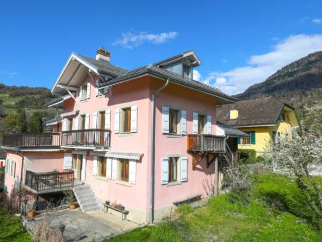 2 Wohnungen Haus 3,5 Zimmer + 1 unabhängiges Studio, grosses Potenzial!