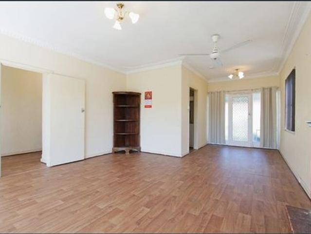 2 x 1 CHARACTER HOME IN GREAT LOCATION!