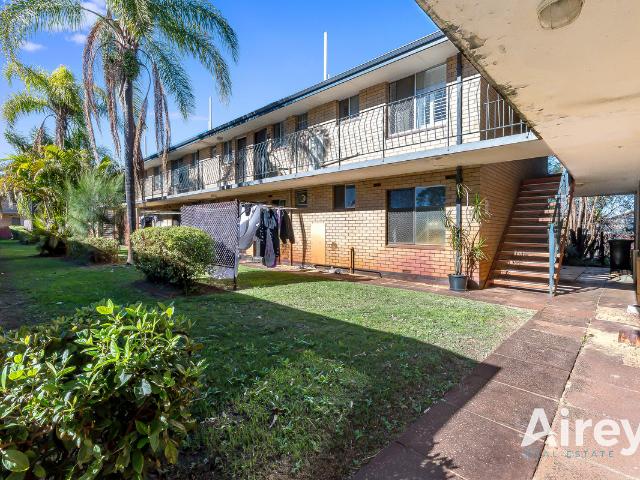2 x 1 Fully Furnished apartment with Parklands at Your Back Door!