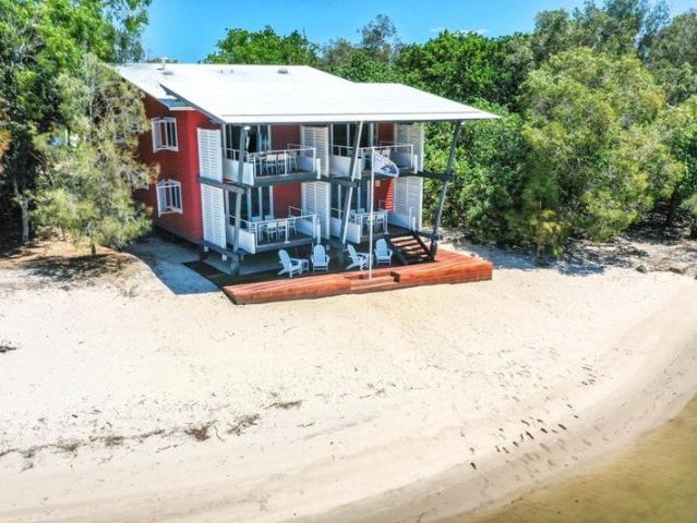2 X COURAN COVE BEACHSIDE 1 BED APARTMENTS ISLAND RENTALS FULLY OFF GRID