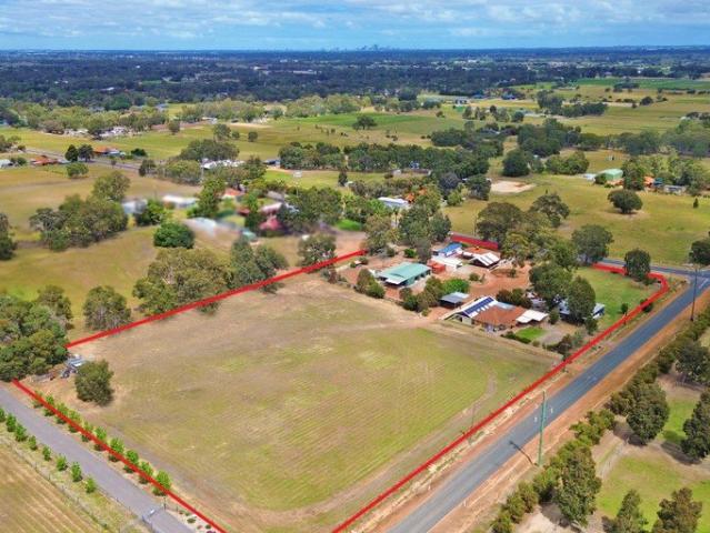 2 x Houses plus 2x2 Accommodation on 5 Acres