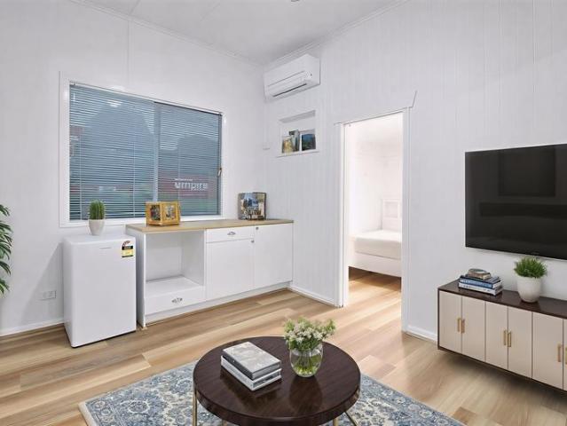 2 x Modern Self Contained Studio Affordable & Private