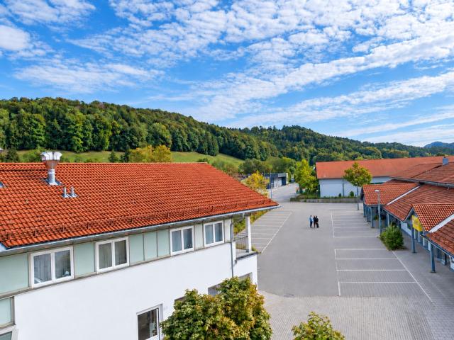2 Zi Maisonette mit Balkon in Hausham – ca. 63 m², provisionsfrei, ca. ab 01.01.27 verfügbar