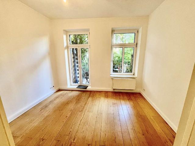 2 Zi. Altbau Wohnung mit Vollbad, großem Balkon und direktem Zugang zum eigenen Garten von privat