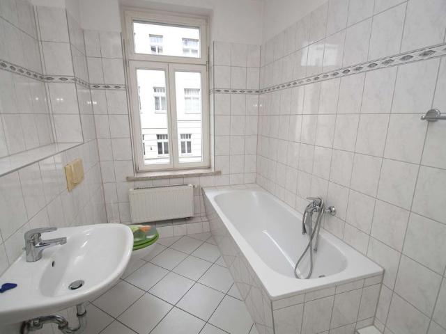 2 Zi Whg mit BALKON, Bad mit Badewanne in ruhiger Seitenstraße