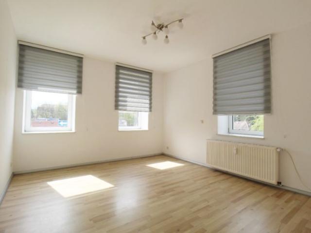 2 Zi. Wohnung im Erdgeschoß, mit EBK, Dusche und Wanne in ruhiger Lage