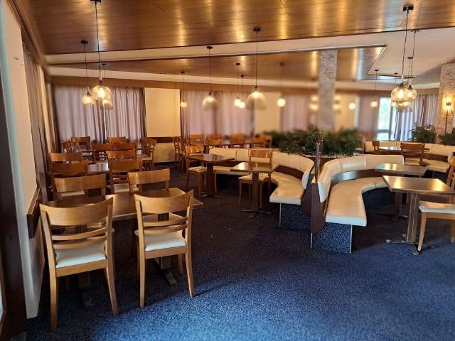 2 Zimmer, 450 m², EG
