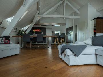 2 Zimmer, 100 m², 1. Stock