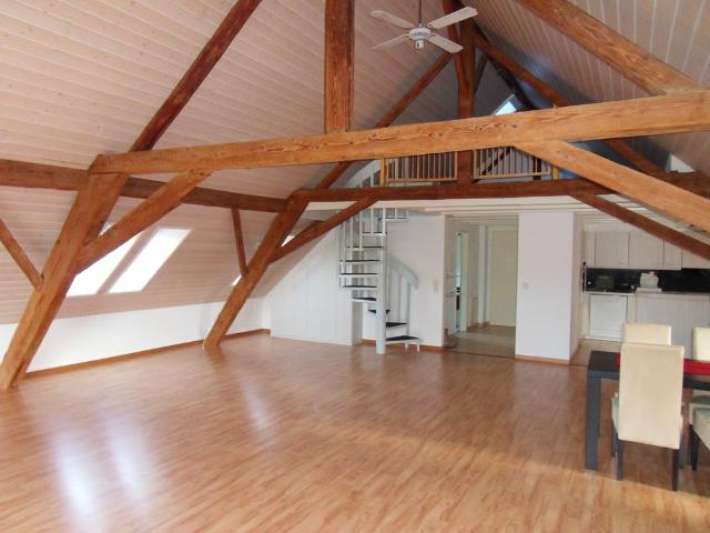 2 Zimmer, 120 m², 1. Stock