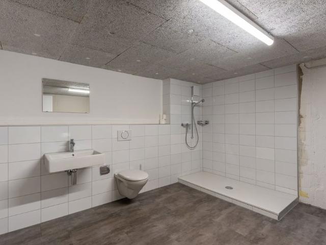 2 Zimmer, 140 m², Untergeschoss
