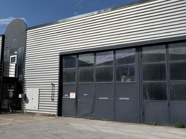 2 Zimmer, 210 m², 1. Stock