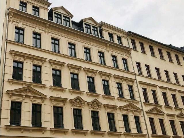 2 Zimmer teilmöbilerte Wohnung im sanierten Altbau – ruhige Lage mit Aufzug & Balkon