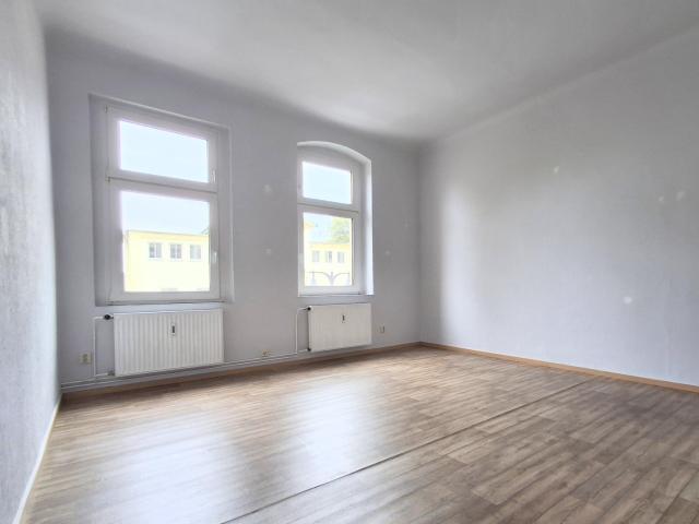 2 Zimmer Wohnung mit 88 m² im 1. OG – unrenoviert