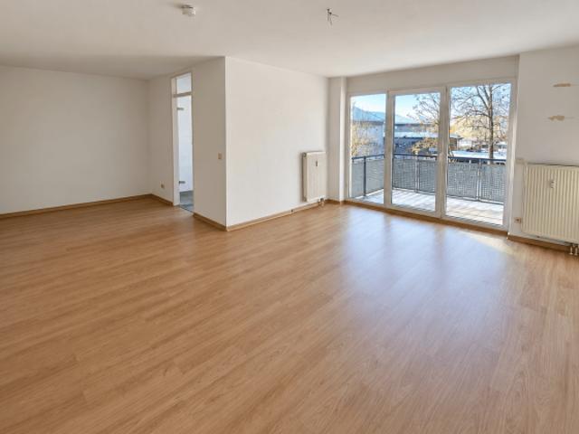 2 Zimmer Wohnung mit BALKON, Badewanne, frisch renoviert