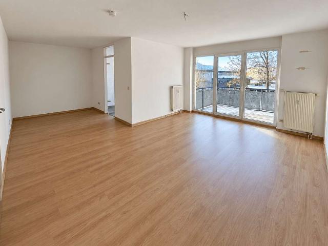 2 Zimmer Wohnung mit BALKON, Badewanne, frisch renoviert