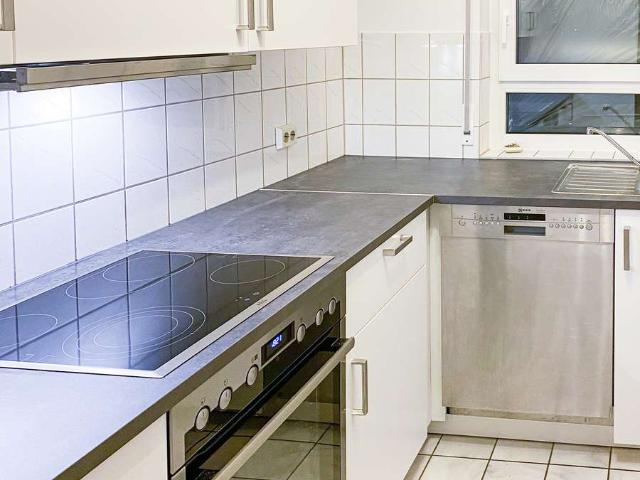 2 Zimmer Wohnung mit Balkon, Einbauküche und Stellplatz