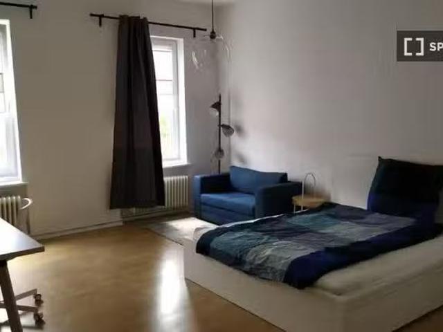 2 Zimmer Wohnung mit Balkon im Templhof