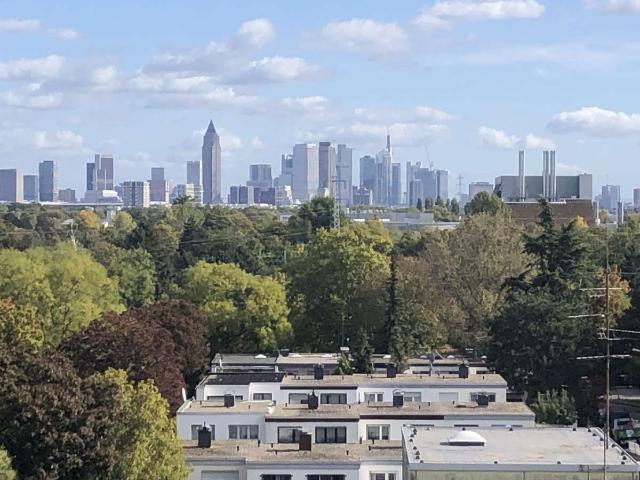 2 Zimmer Wohnung mit Balkon in Frankfurt Nied mit unglaublichen Skyline Blick