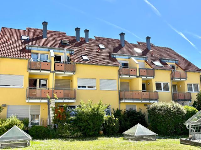 2 Zimmer Wohnung mit Balkon und Tiefgarage.