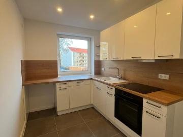 2 Zimmer Wohnung mit Einbauküche und Balkon Frisch saniert
