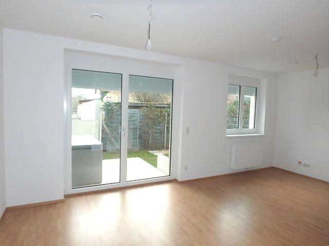 2 Zimmer Wohnung mit eigenem Garten, Terrasse und Parkplatz