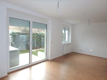 2 Zimmer Wohnung mit eigenem Garten, Terrasse und Parkplatz