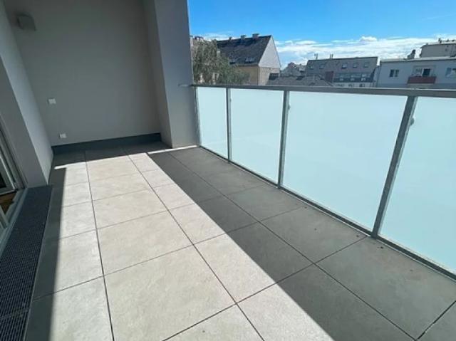 2 Zimmer Wohnung mit großer Loggia! Unbefristetes Mietverhältnis