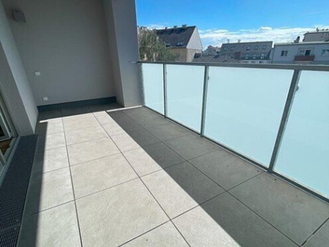2 Zimmer Wohnung mit großer Loggia! Unbefristetes Mietverhältnis