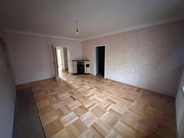 2 Zimmer Wohnung mit Kachelofen unsaniert, provisionsfrei vom Eigentümer