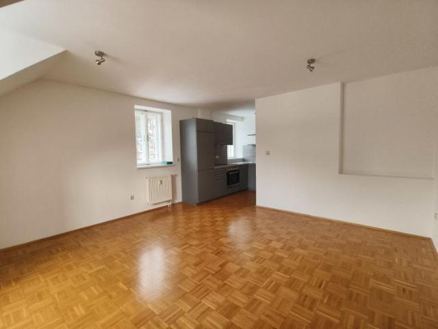 2 Zimmer Wohnung mit Küche und gratis Parkplatz