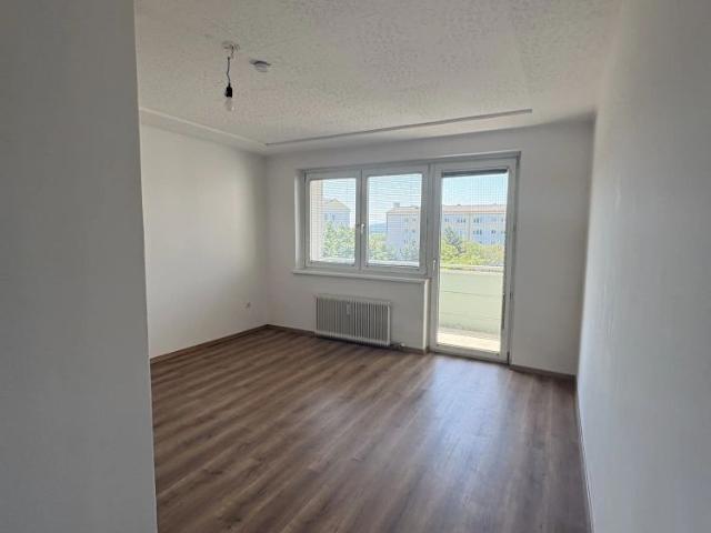 2 Zimmer Wohnung mit Loggia, Top 14