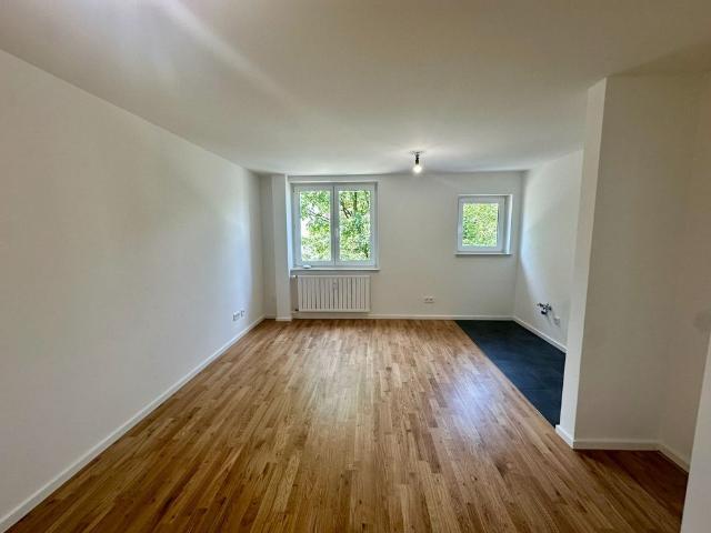 2 Zimmer Wohnung mit renoviertem Boden und Blick ins Grüne in München – Sintpertstraße