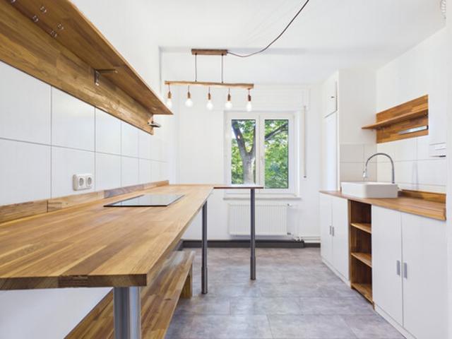 2 Zimmer Wohnung mit saniertem Bad und möblierter Küche in Frankfurt Unterliederbach