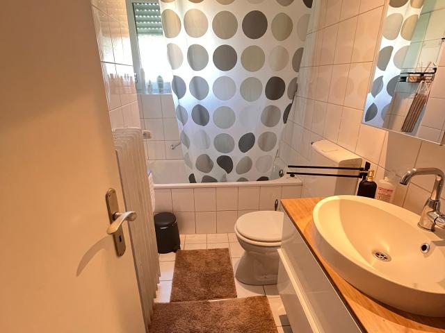 2 Zimmer Wohnung Nahe Flughafen und Messe, Dusseldorf Amsterdam Apartments for Rent