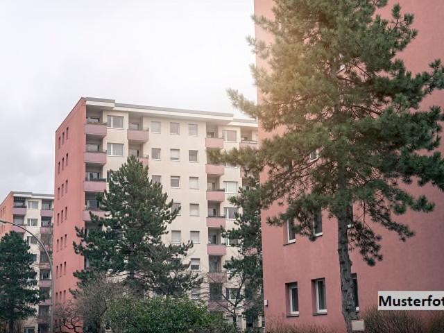 2 Zimmer Wohnung nebst Balkon, 2 Garagen und 2 Außenstellplätzen