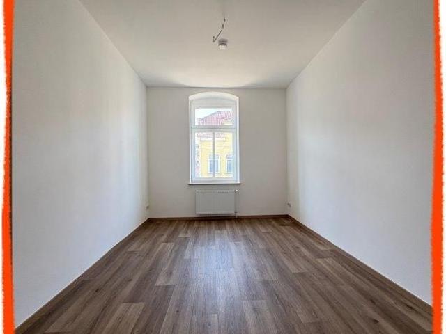 2 Zimmer Wohnung, NEU RENOVIERT, zu vermieten! Garage bzw. PKW Stellplatz im Hof möglich