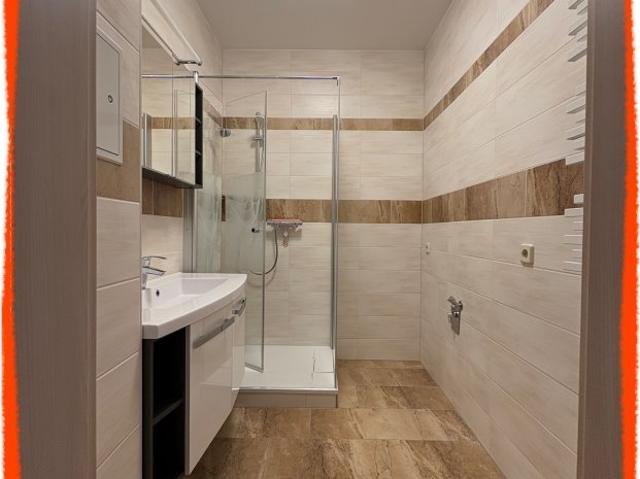 2 Zimmer Wohnung, NEU RENOVIERT, zu vermieten! Garage bzw. PKW Stellplatz im Hof möglich