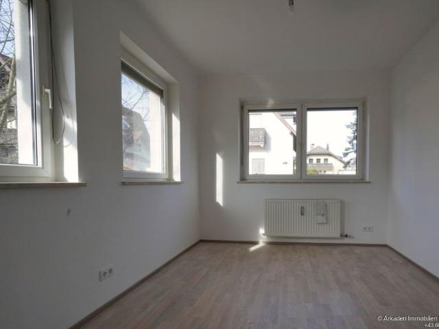 2 Zimmer Wohnung neu saniert mit Parkplatz