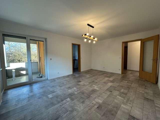 2 Zimmer Wohnung im Hochparterre mit Süd Loggia, Einbauküche und PKW Stellplatz