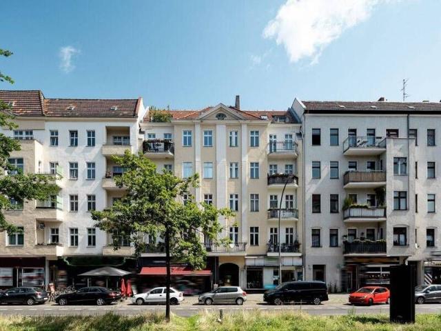 2 Zimmer Wohnung im ruhigen Seitenflügel in der lebhaften Müllerstraße!