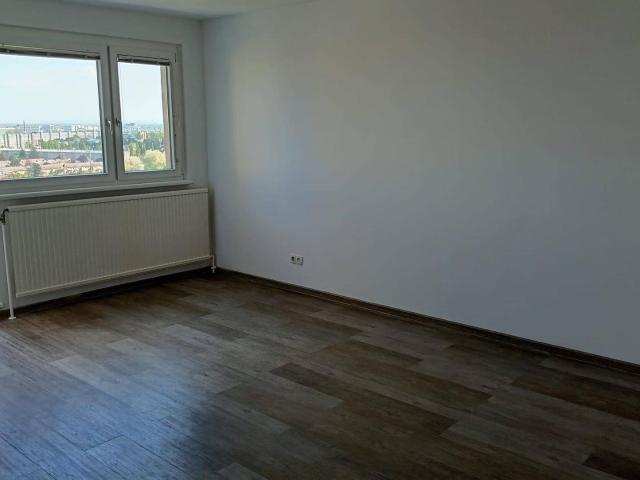 2 Zimmer Wohnung im 15. Stock mit Balkon und Küche