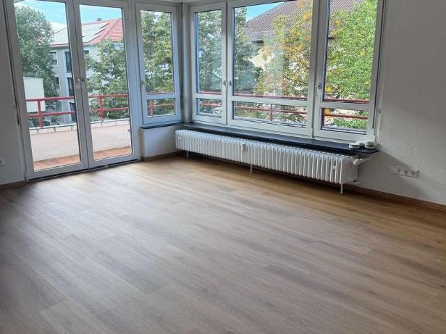 2 Zimmer Wohnung in MA Lindenhof frisch renoviert, saniertes Badezimmer, Einbauküche & Balkon