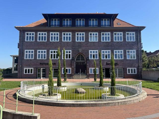 2 Zimmer Wohnung in denkmalgeschützter ehemaliger Schule zu vermieten
